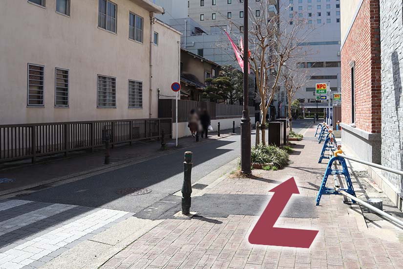 最初の道を西方面に右折